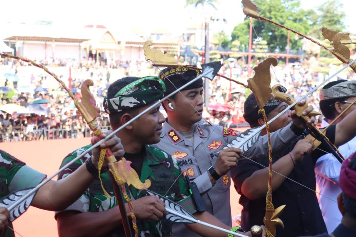Kapolres Gianyar Hadiri dan Pastikan Pengamanan Pawai Budaya HUT Kota Gianyar ke-255 Berjalan Aman dan Kondusif