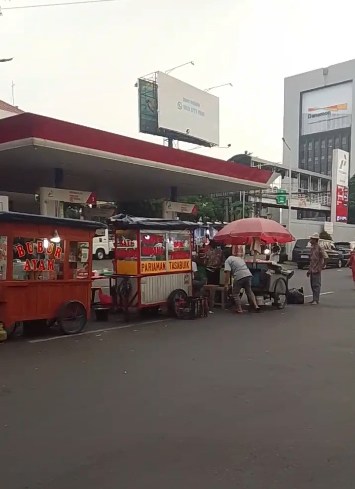 Pedagang Diduga Kuasai Jalan Umum di Matraman, Akses Jalan Sempit & Ganggu Ketertiban