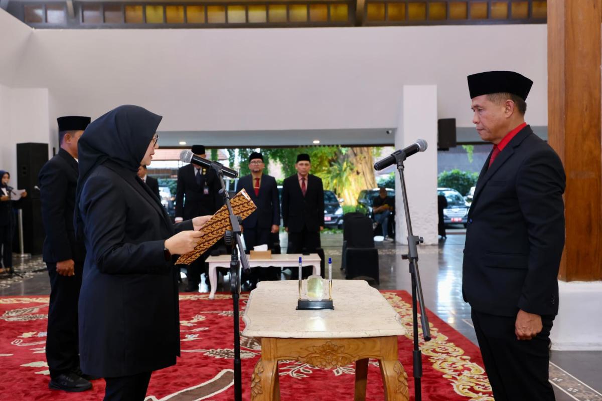 Bupati Ipuk Lantik Suyanto Waspo Tondo Wicaksono Sebagai Sekda Banyuwangi