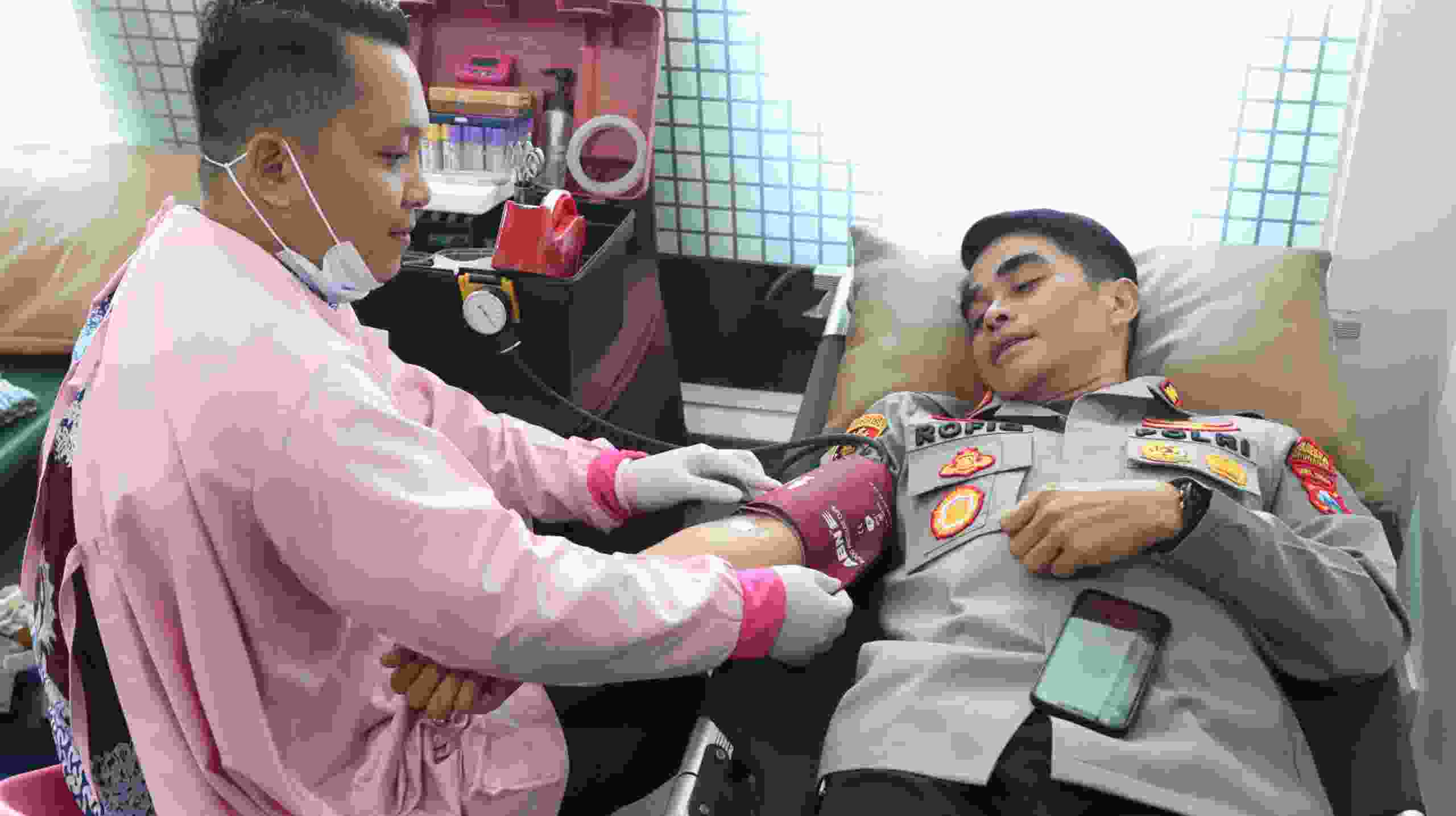 Polresta Banyuwangi Hadirkan "Kado Sehat" Melalui Donor Darah Dan cek kesehatan Gratis Sambut Hari Bhayangkara ke-80