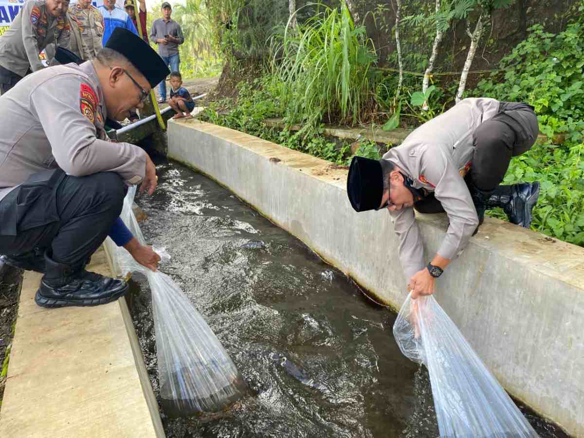 Ribuan Benih Ikan Mengalir di Desa Pakel Banyuwangi Jelang Hari Bhayangkara ke-80