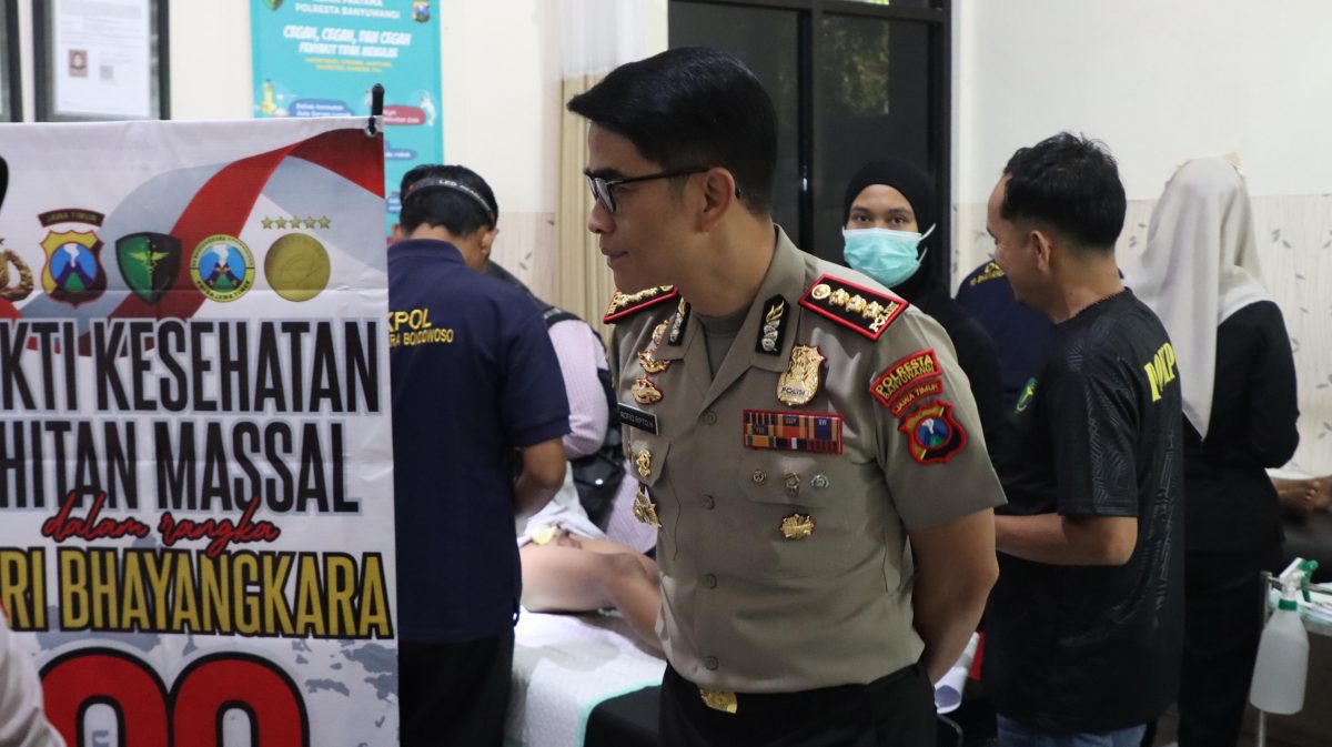 Khitanan Massal Hari Bhayangkara ke-80, Polresta Banyuwangi Wujudkan Kepedulian untuk Masyarakat