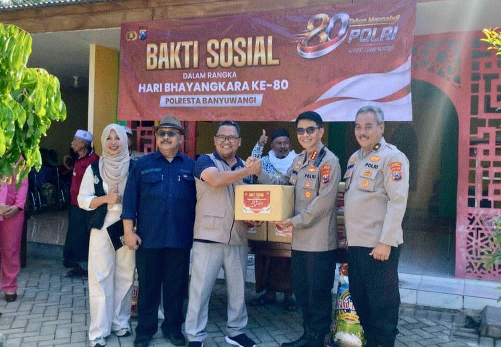 Jelang Hari Bhayangkara ke-80, Kapolresta Banyuwangi Salurkan Baksos untuk Panti Jompo Sahabat Lansia