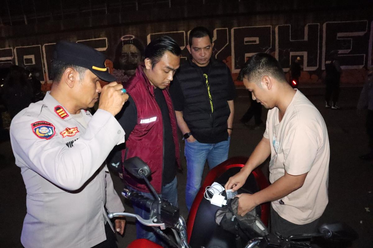 Wakapolres Jakbar Turun Langsung Pantau Razia Kejahatan Jalanan dan Patroli Mobile