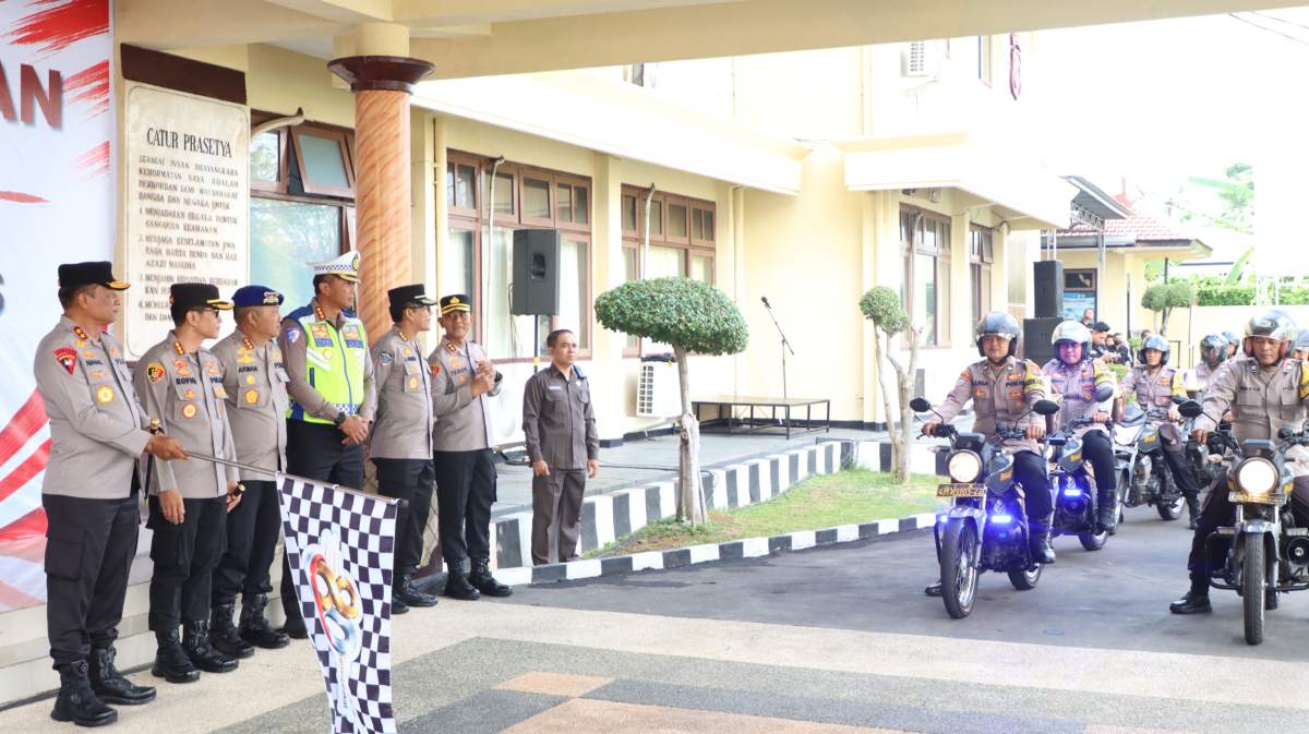 Kapolda Jatim Berangkatkan Bhabinkamtibmas Salurkan 15.000 Kitab Suci, Alat dan Bahan Pembersih Rumah Ibadah dalam Menyongsong Hari Bhayangkara ke-80